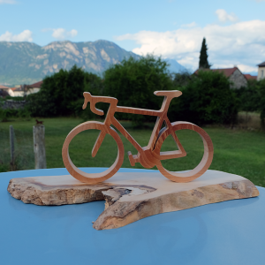Vélo en bois sur socle